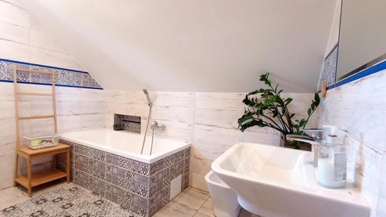 Zacisze Drwala Guest House Лутовиска Екстериор снимка